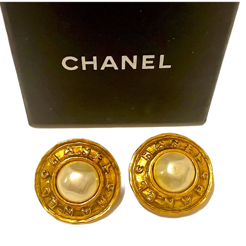 Chanel: Vintage Pearl Earrings in a Gold-tone ‘CHANEL’ Signed Setting (NWT)